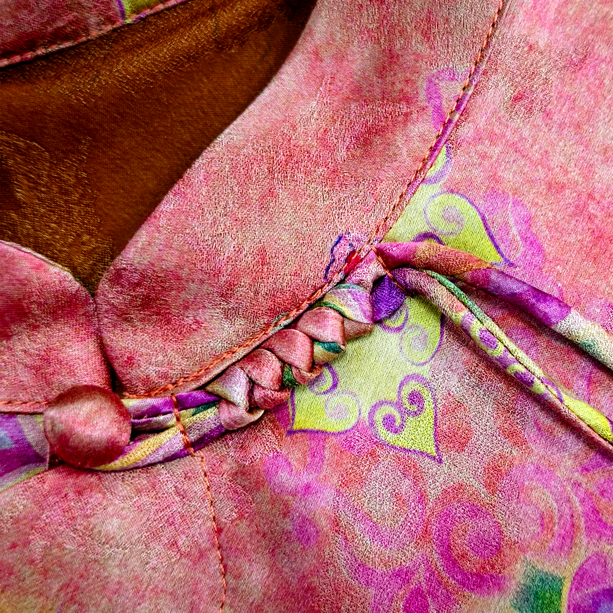 Crimson Sunset Clove Bloom Gambiered Canton Silk Qipao - 緋霞棠華香雲紗旗袍