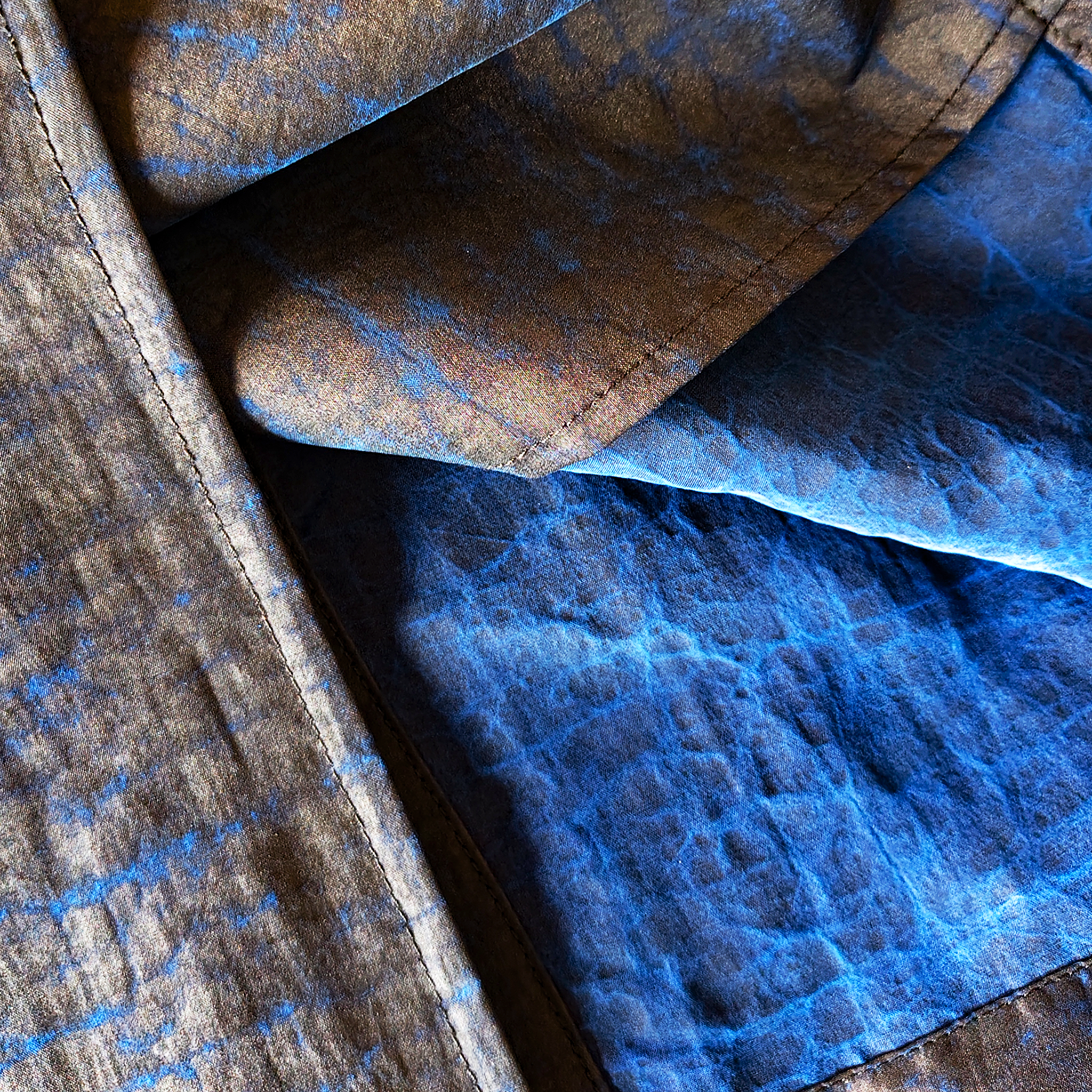 Long Trench Coat in Blue Crackle‑Pattern Gambiered Canton Silk - 藍龜裂紋香雲紗長風衣