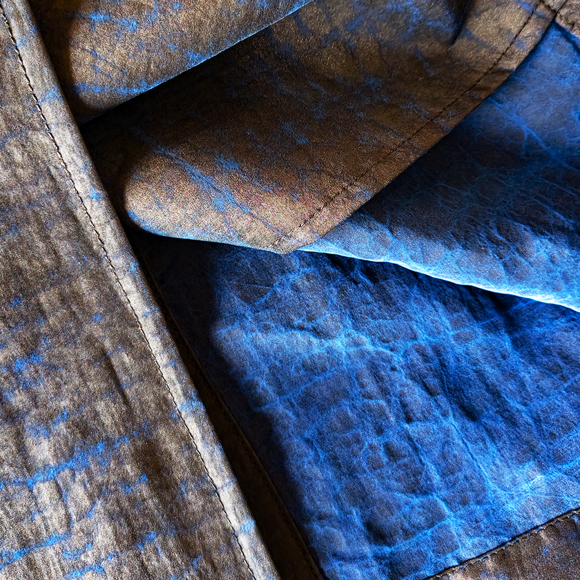 Long Trench Coat in Blue Crackle‑Pattern Gambiered Canton Silk - 藍龜裂紋香雲紗長風衣