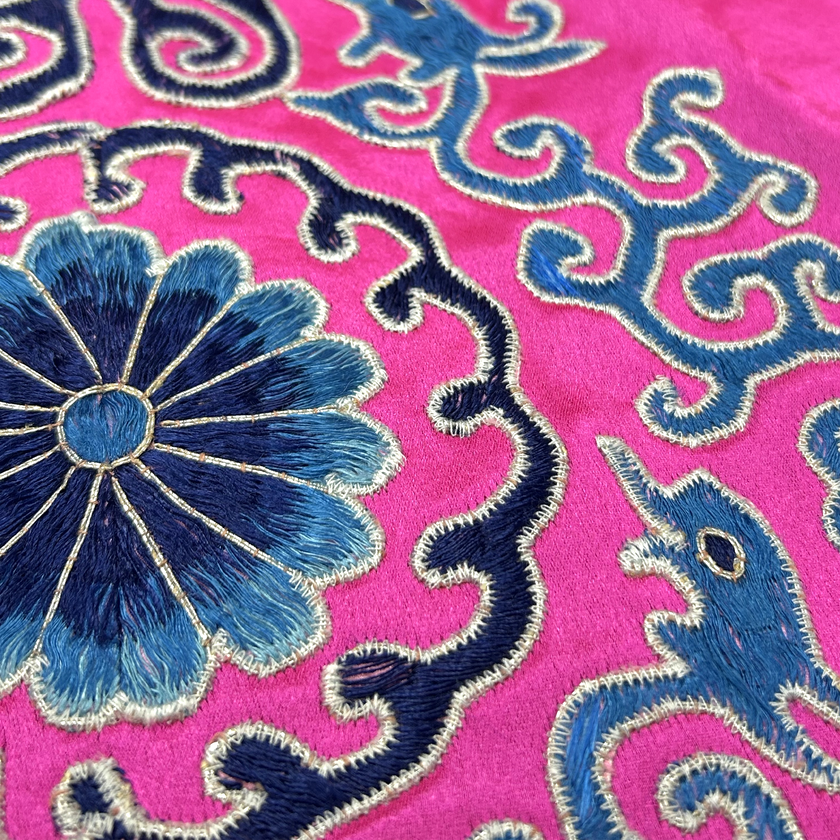 Rouge Auspicious Dragon Embroidered Silk Vest - 「胭脂瑞龍」刺繡真絲馬甲